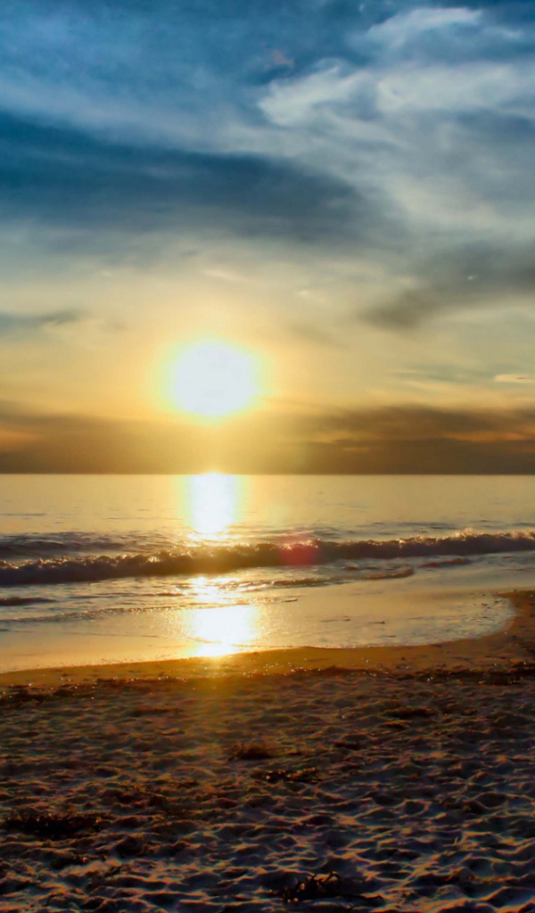 Tихий пляж на рассвете