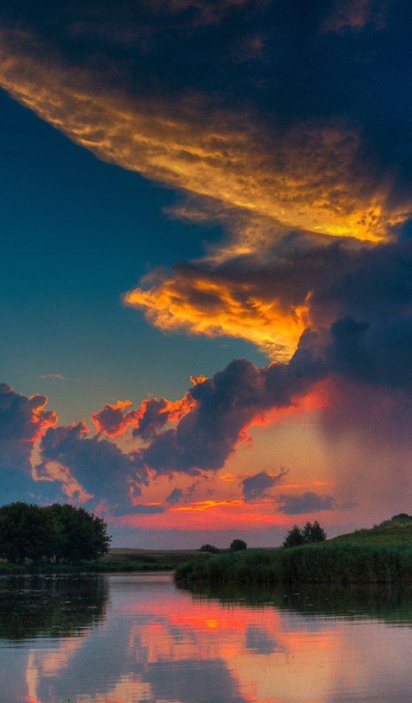 Закат на фоне реки