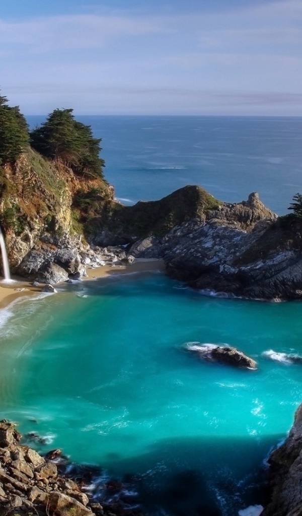 Небольшой пляж с водопадом