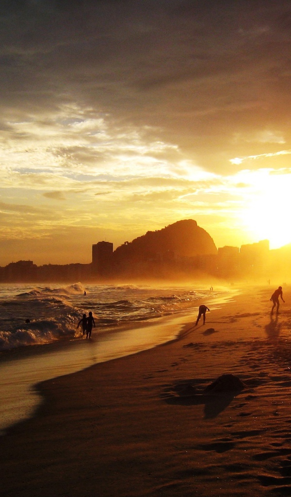 Купание на заходе солнца