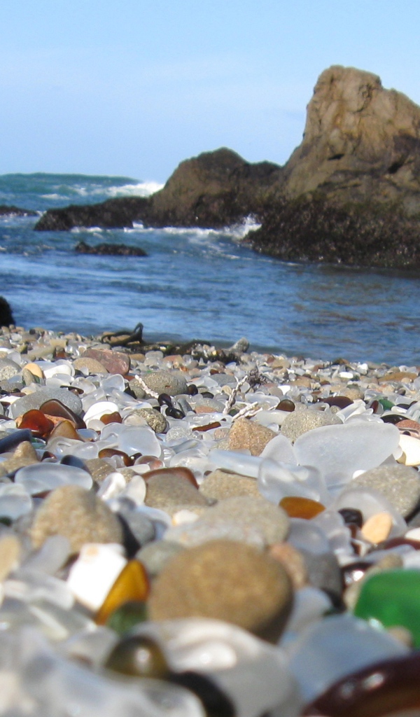 Пляж покрытый стеклом