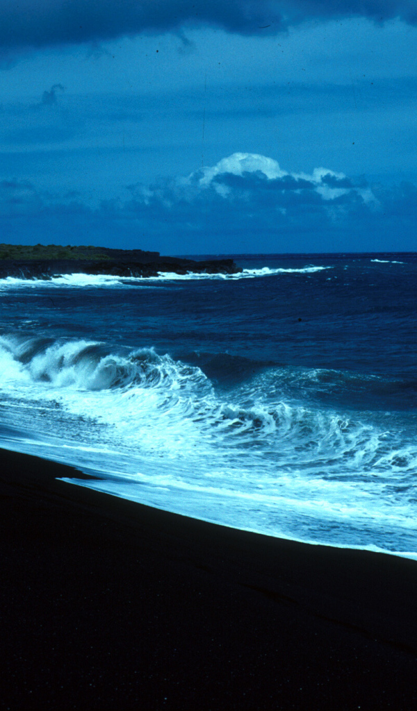 Пляж из черного песка