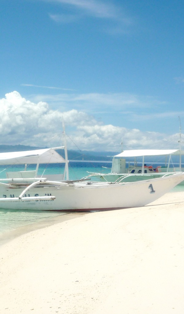 Пляж из белого песка