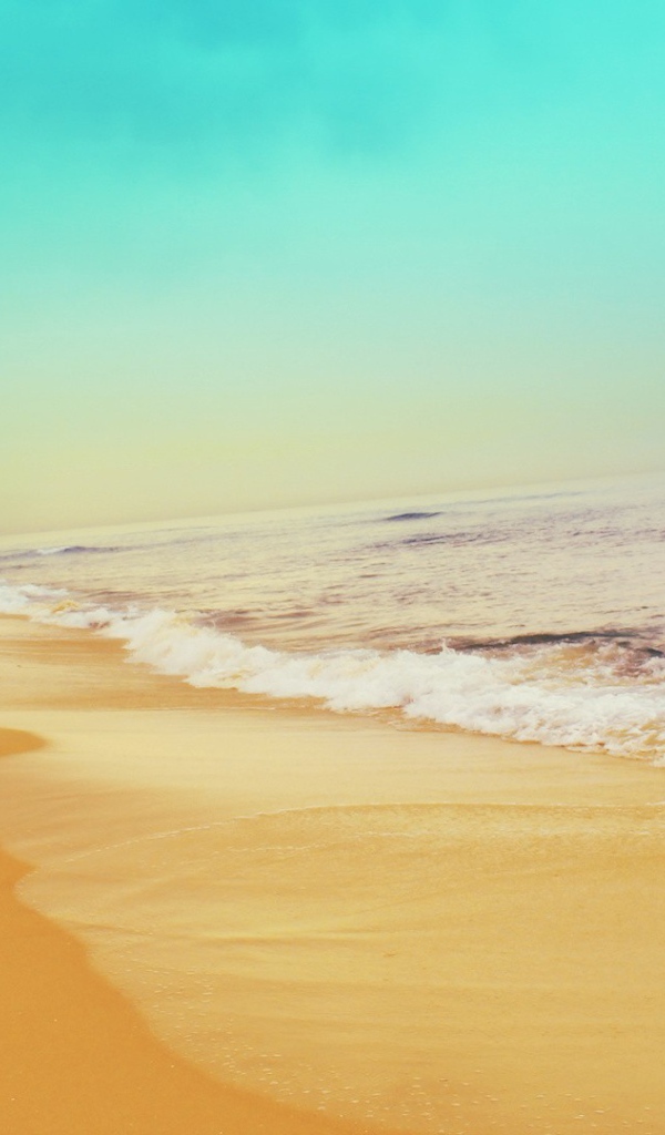 Пляж с желтым песком