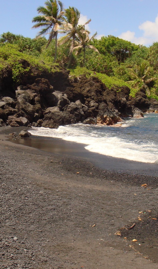 Черный песок на пляже
