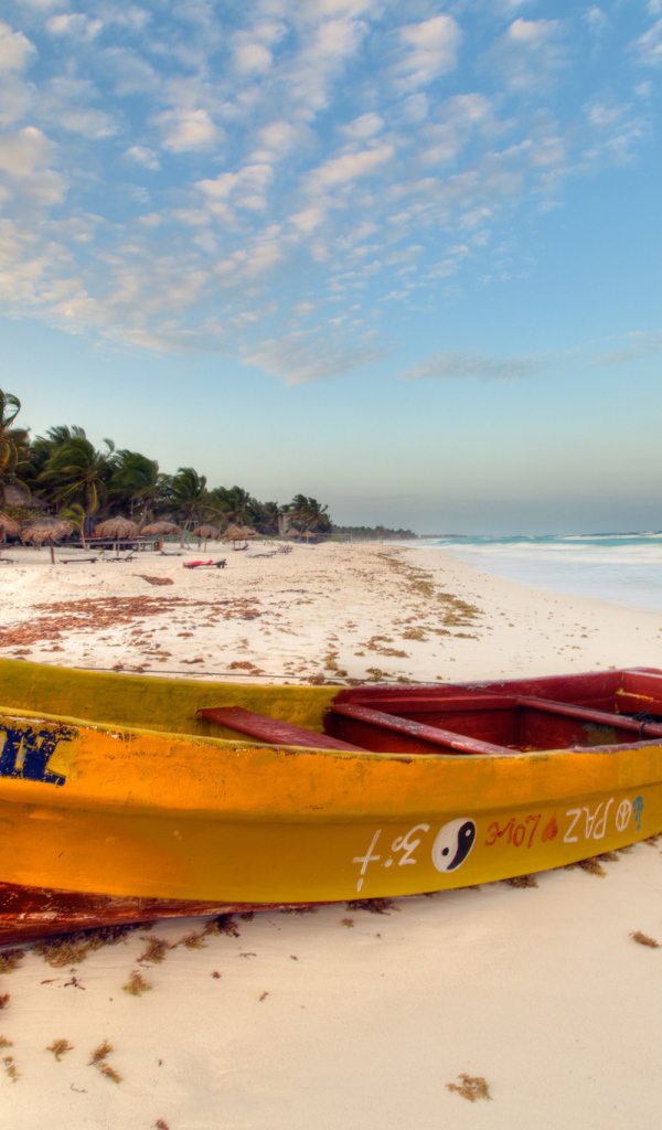 Лодка на белом пляже