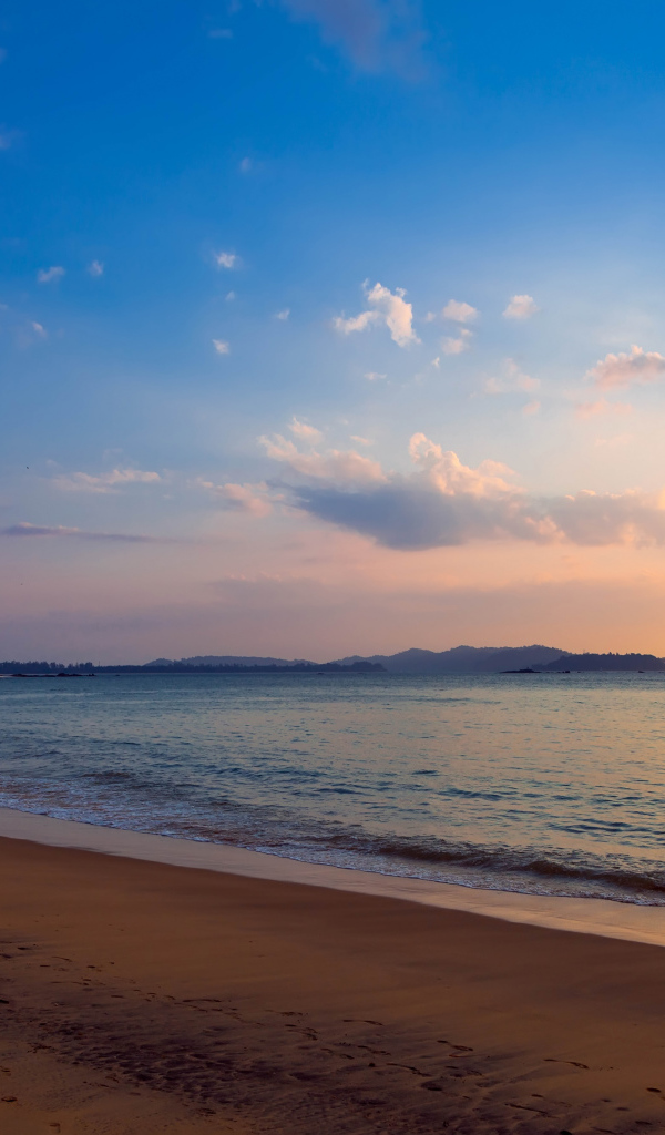 Спокойный закат на пляже