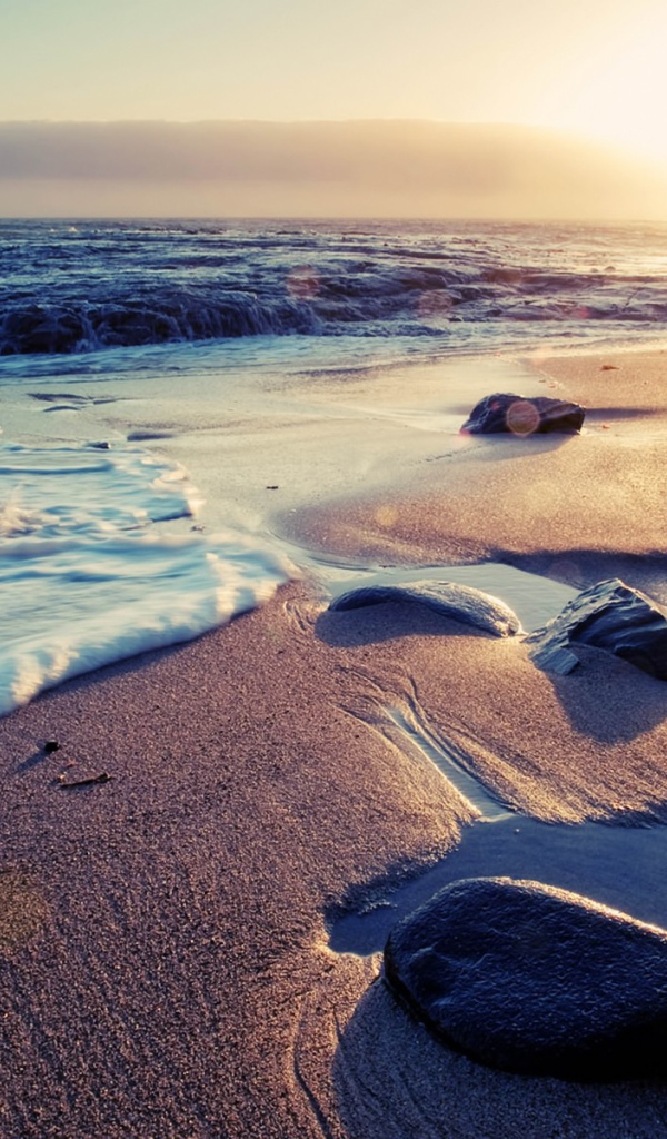 Ласковые волны на пляже