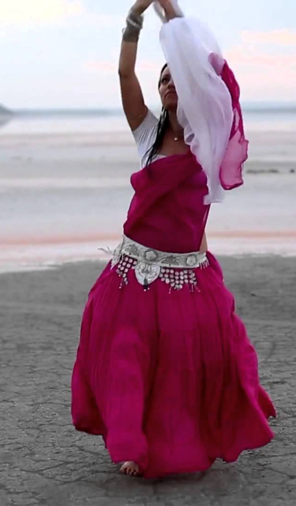 Танец девушки на пляже