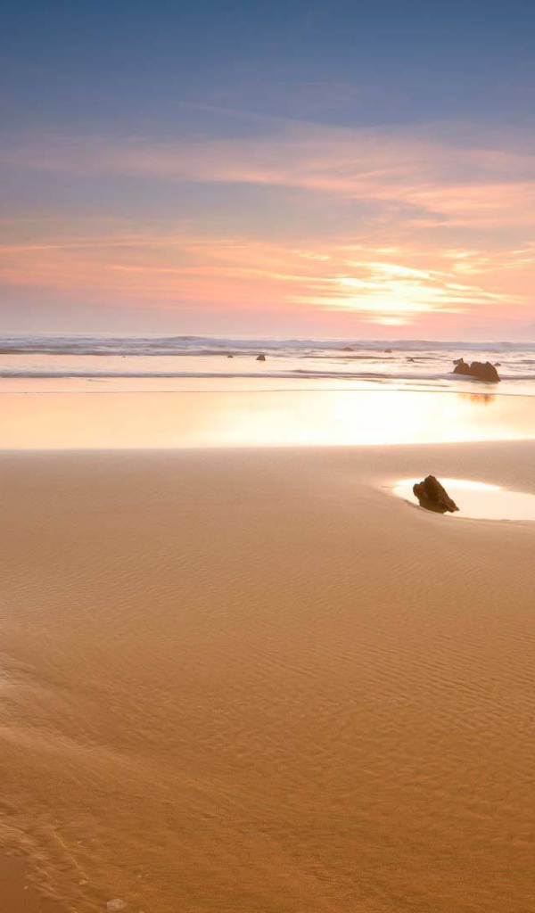 Золотой песок на пляже