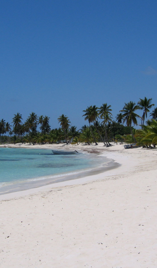 Красивый вид на белый пляж