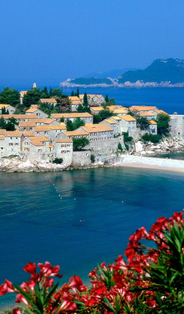 Розовый пляж в Греции