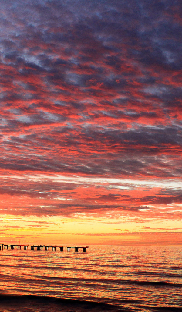 Розовые облака над пляжем