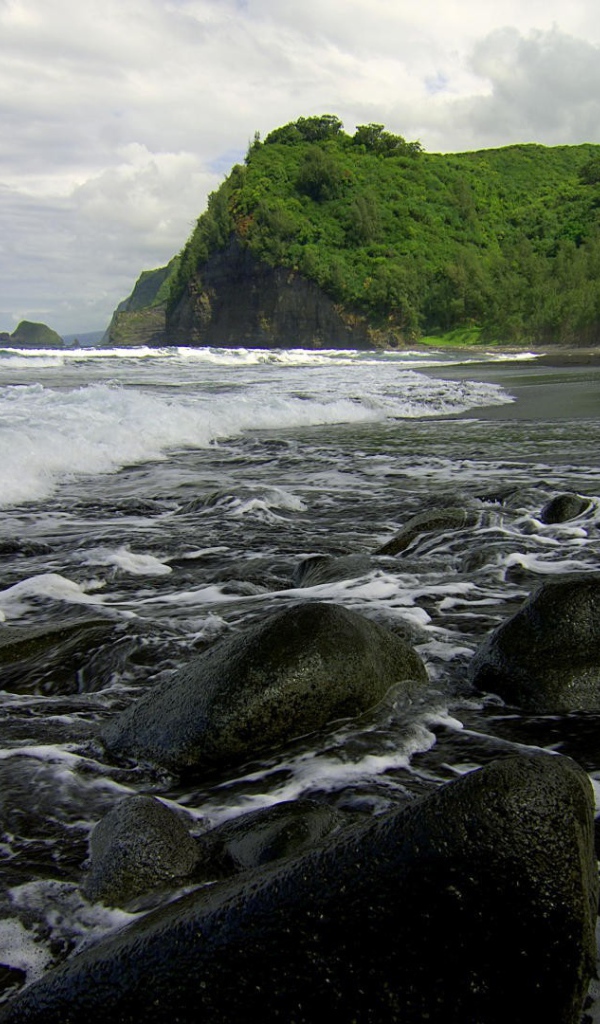 Каменистый пляж на Гаваях