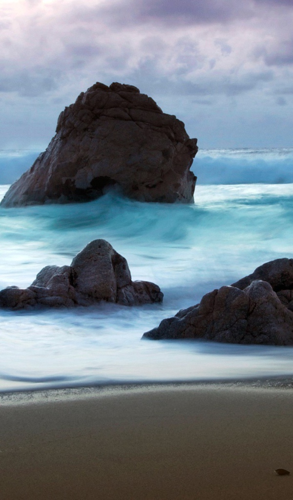 Камни на песчаном пляже