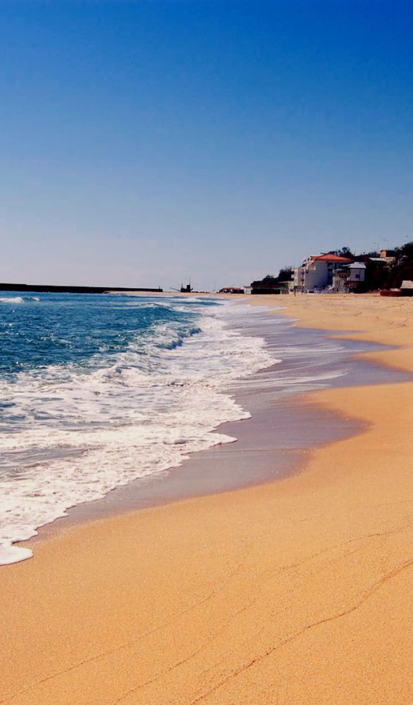 Пляж с золотым песком