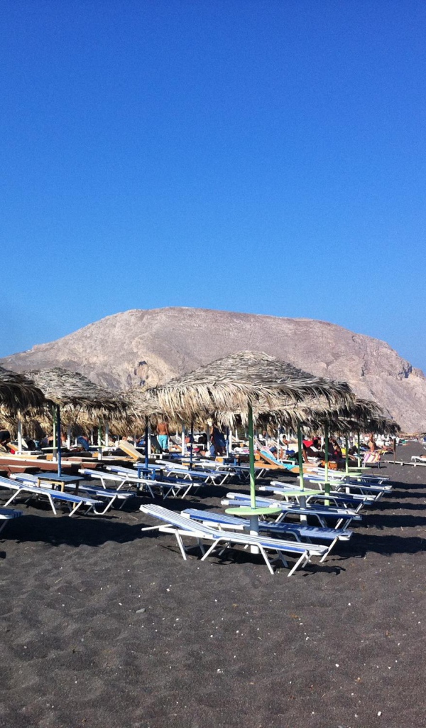 Отдых на черном пляже