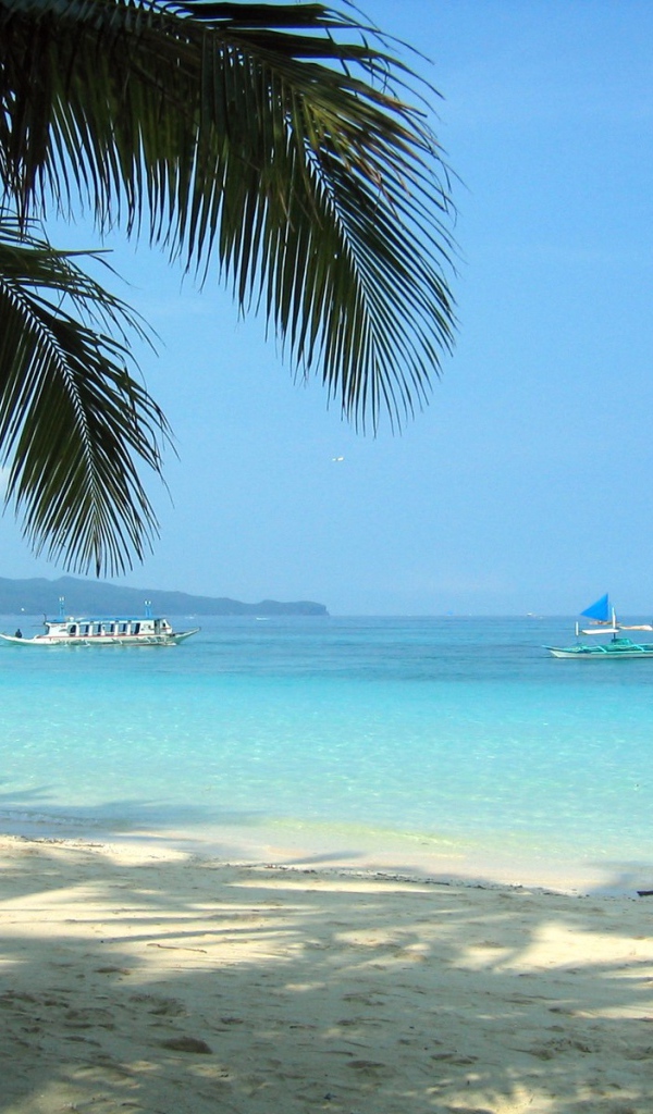 Пляж с белым песком