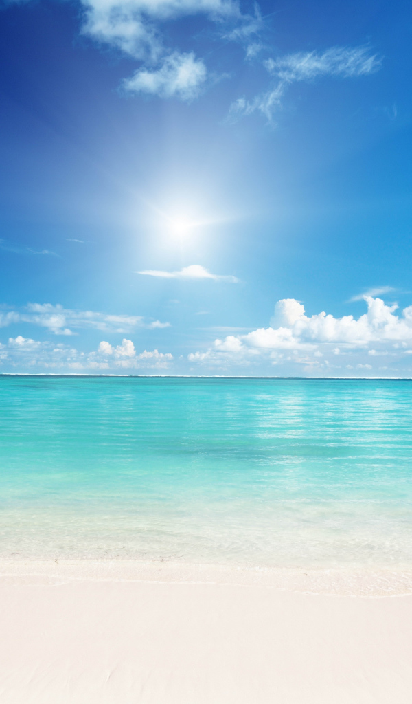 Белый песок на пляже