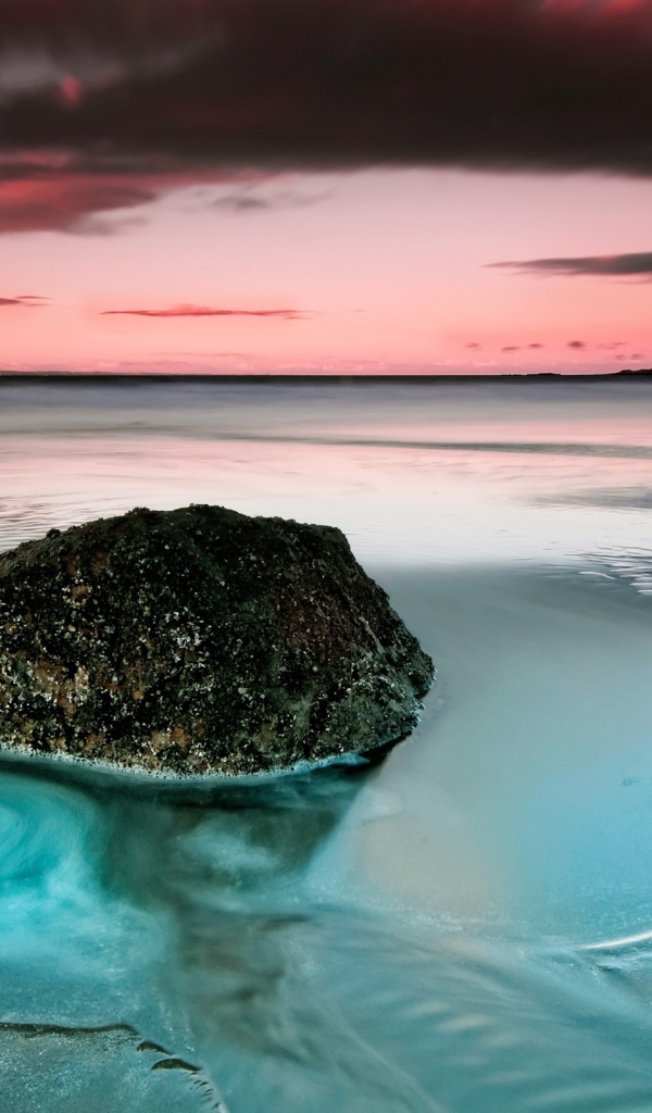 Камень на пляже