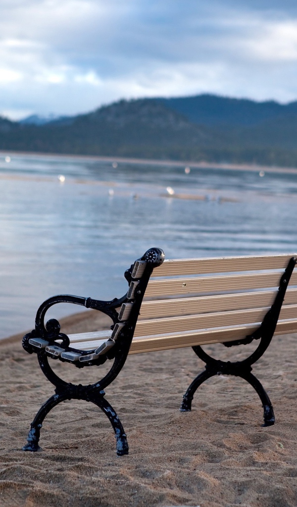 Скамейка на пляже