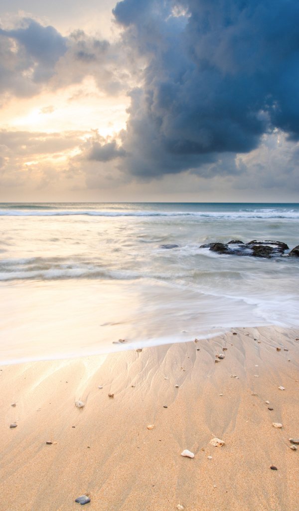 Черные облака над пляжем