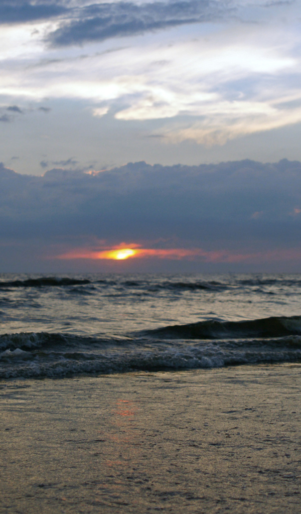 Девушка в платье на пляже