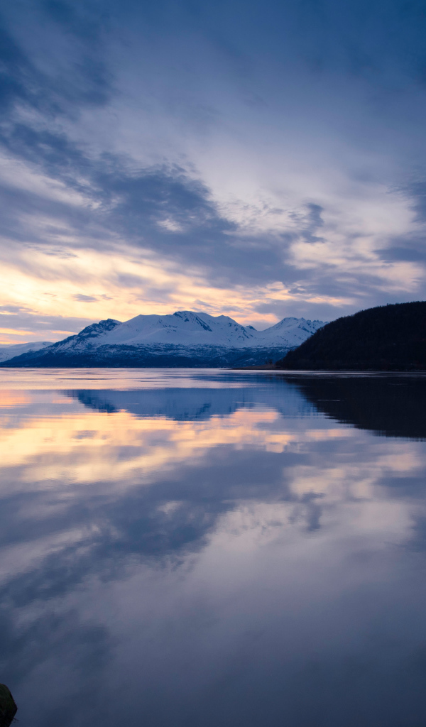 Облака отражаются в горном озере