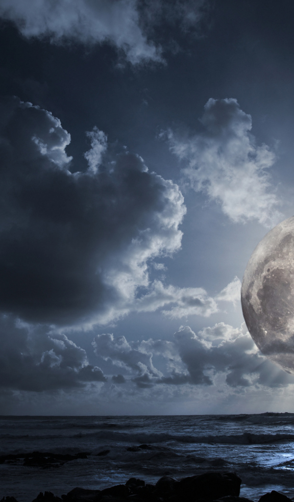 Огромная луна в облаках