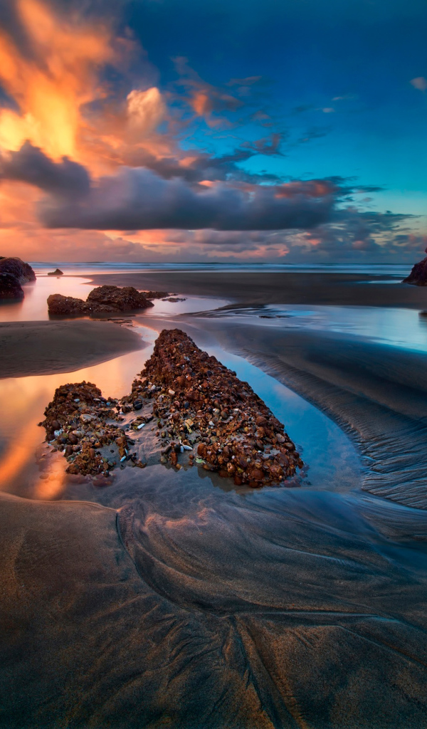 Красные облака над морем