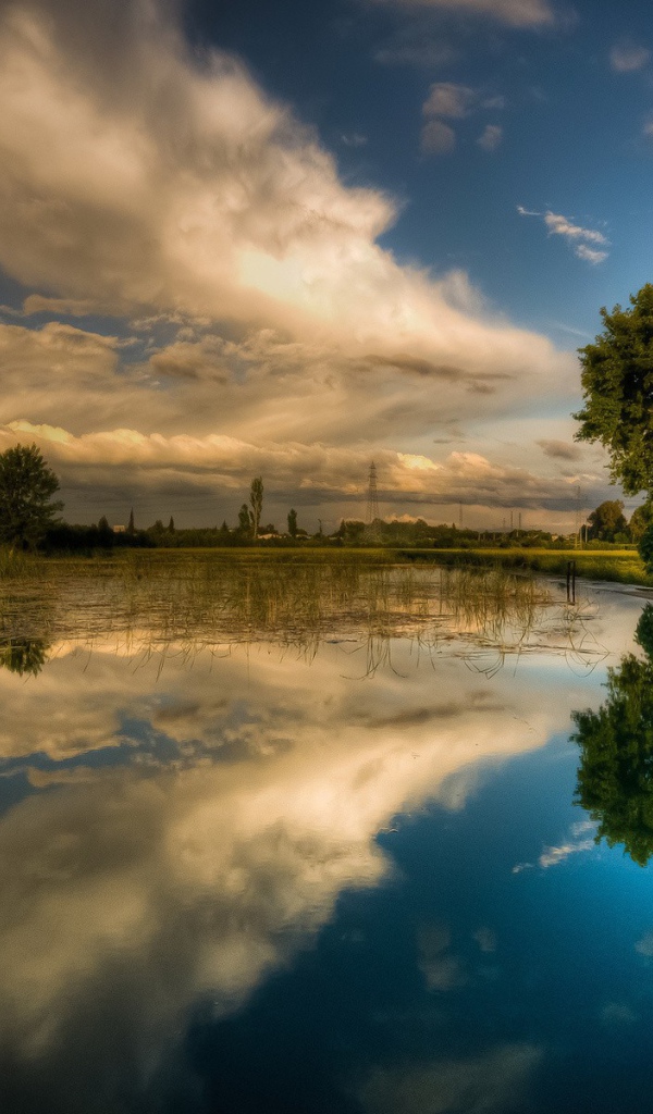 Отражение облаков в воде
