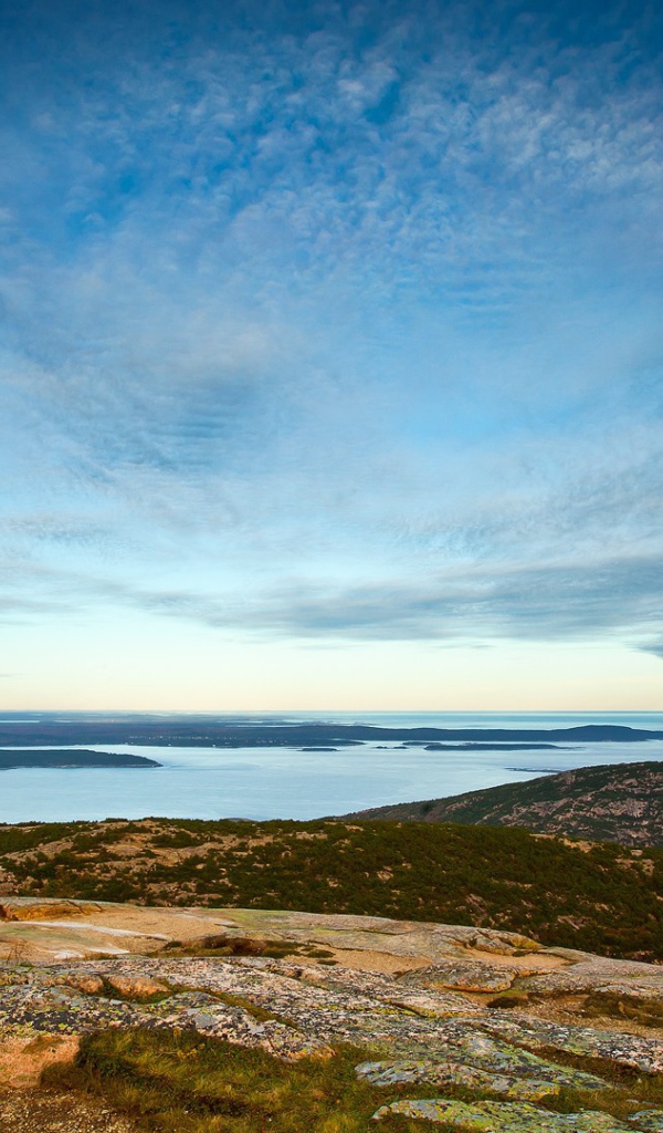 Светлый круг в облаках