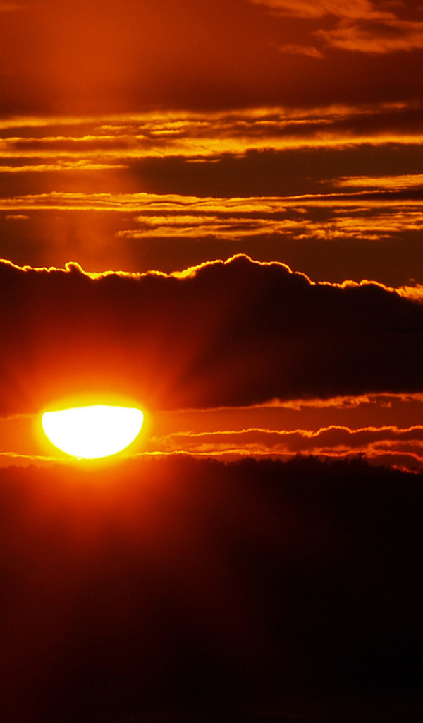 Солнце между облаками