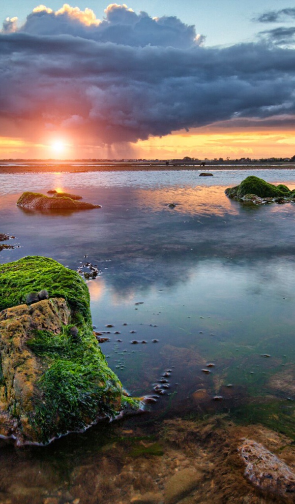 Солнце село за грозовое облако