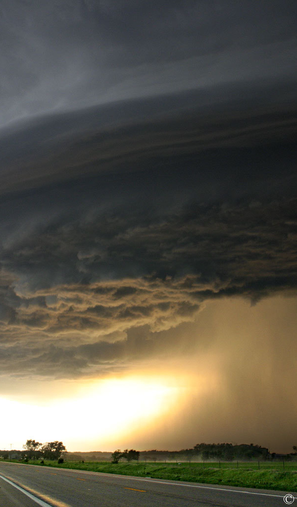 Торнадо у дороги