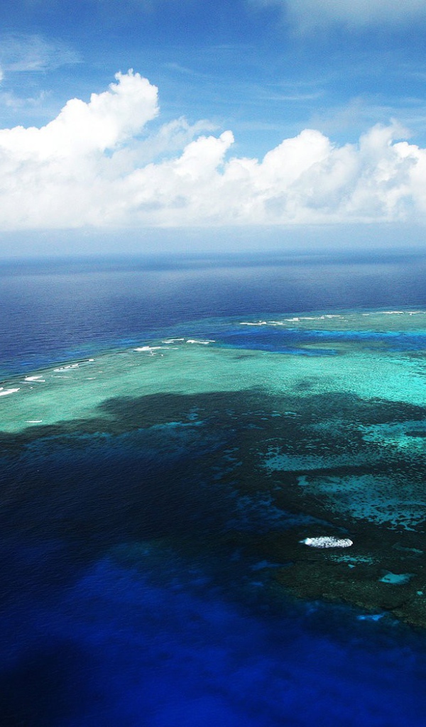 Белые облака над океаном