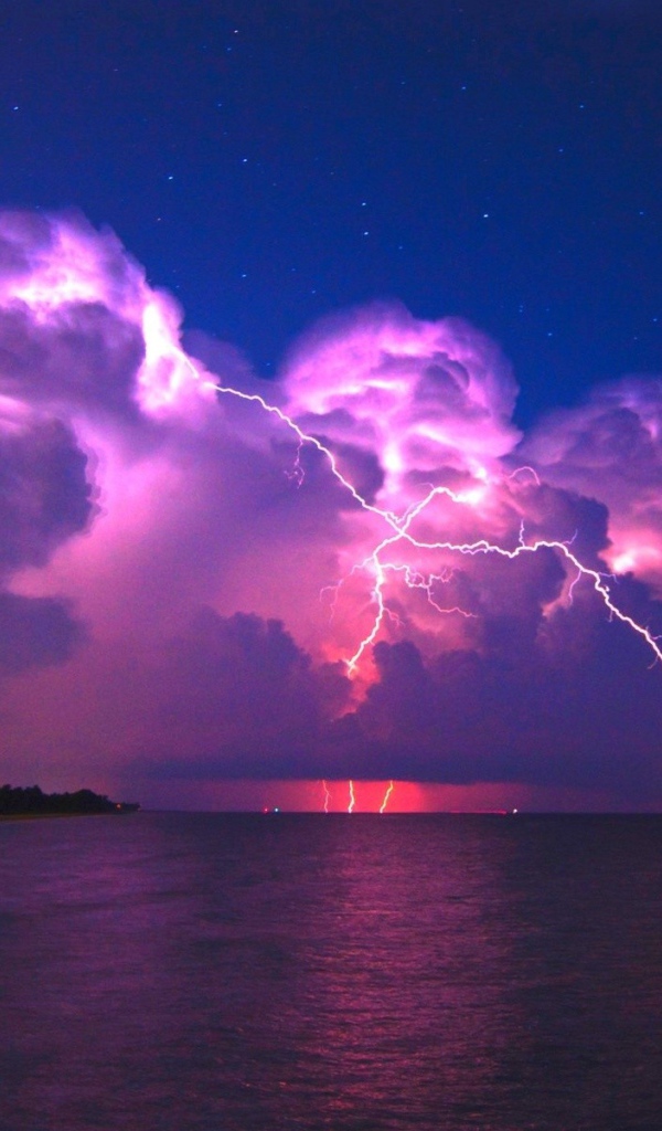 Гроза с молнией над морем