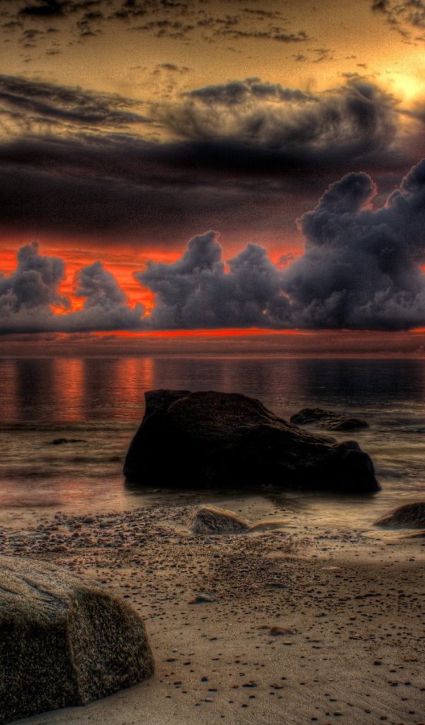 Черные облака на горизонте