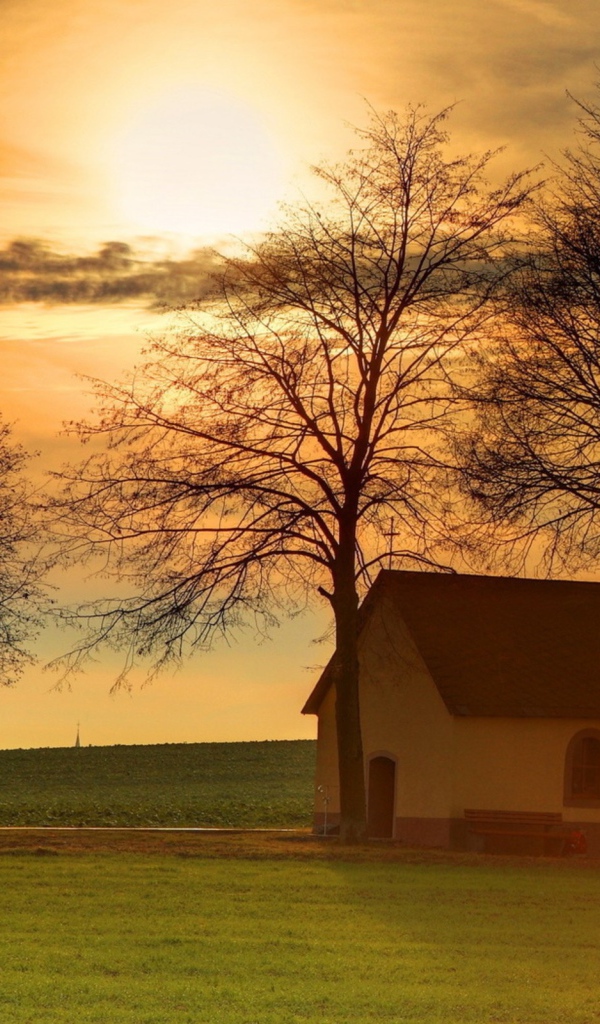 Одинокая часовня в поле