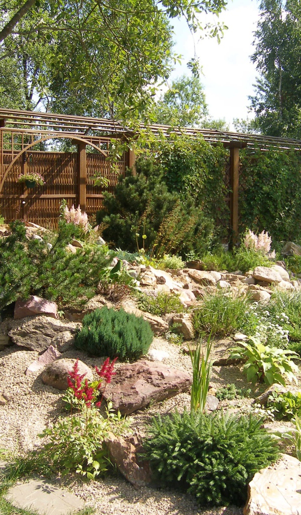 Красивая альпийская горка в саду