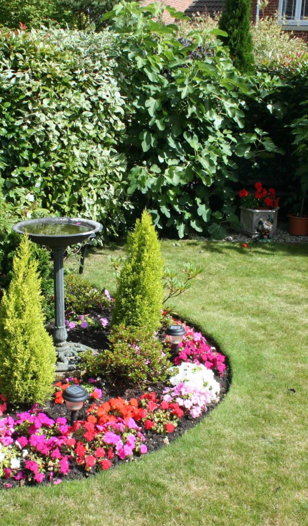 Красивая альпийская горка на газоне