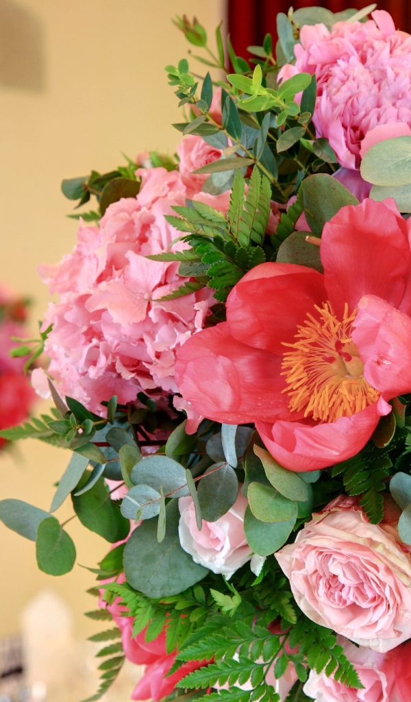 Красивый букет пионов