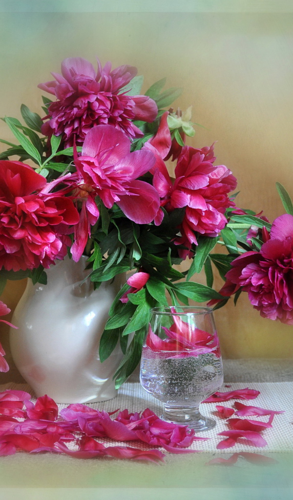 Красивые цветы пионы в вазе