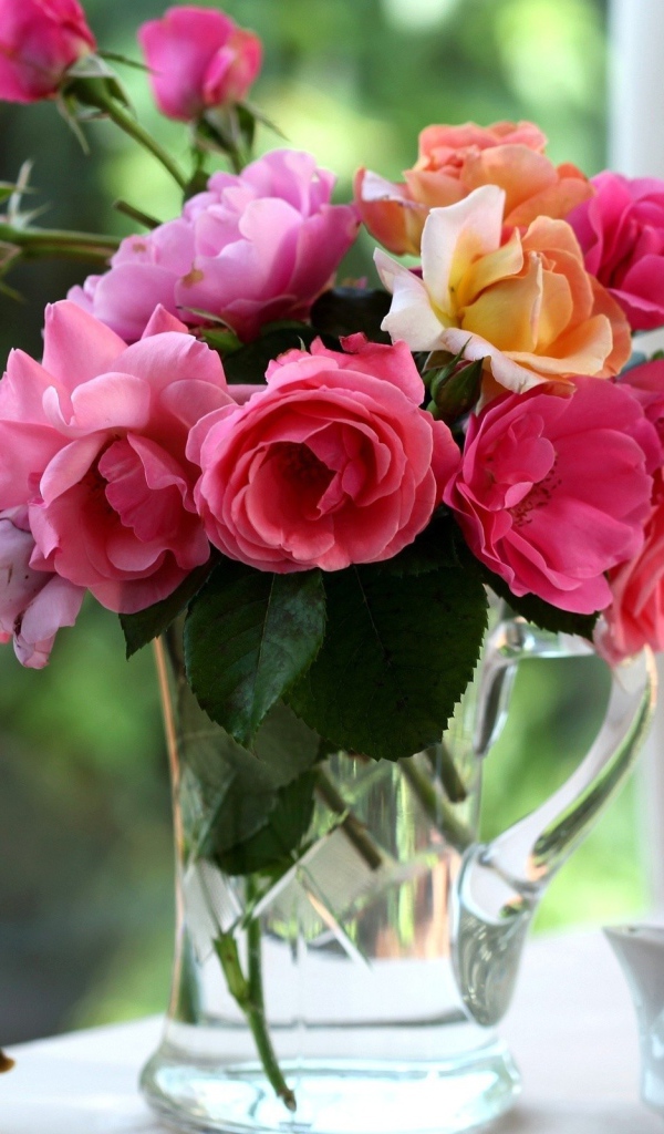 Букет роз в стеклянном кувшине