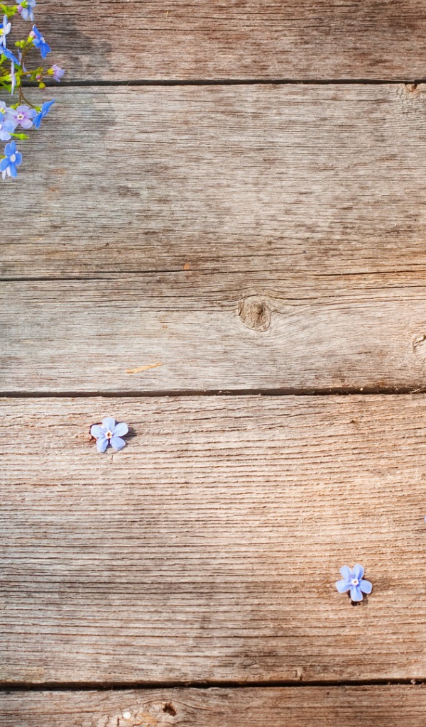 Букет на деревянном столе