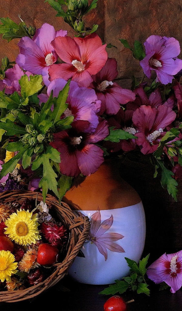 Цветы в кувшине и в корзине