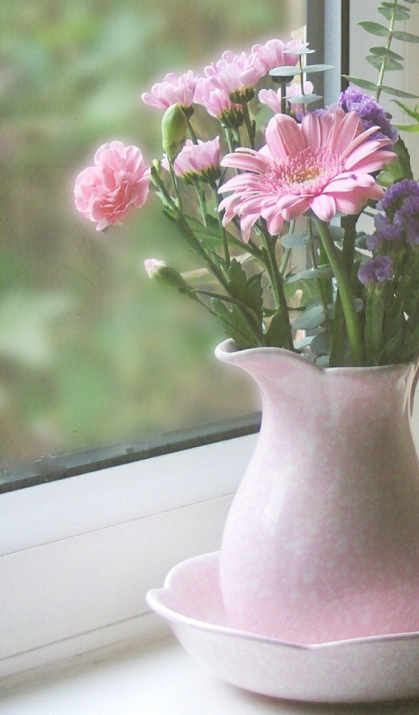 Цветы в кувшине на окне