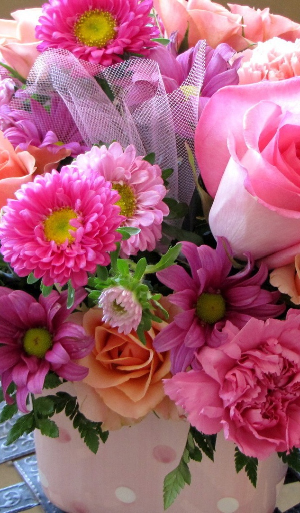 Цветы на кованном стуле