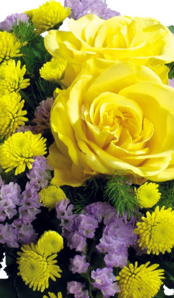 Жёлтые розы в букете с другими цветами