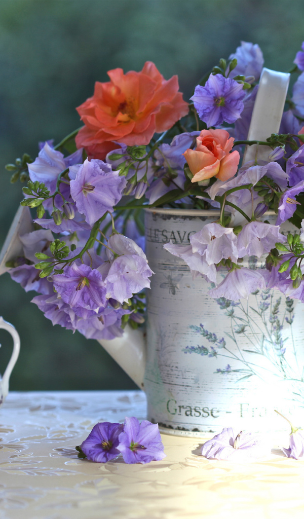 Букет цветов и сахарница